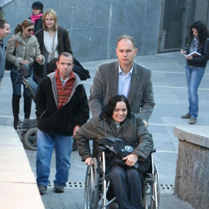 Кандидатът на БСП за кмет - Георги Кадиев, помага на жена с увреждания