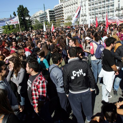 Протестиращи гърци на главния площад Синтагма в Атина