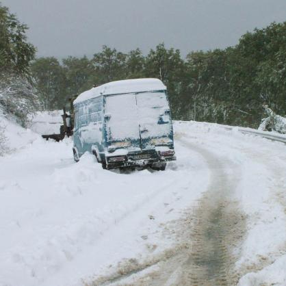 Акция по спасяването на хора, закъсали с автомобили в снега в Сливенско