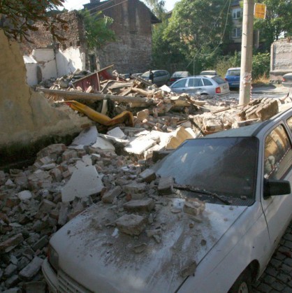 Стена на стара сграда се срути в центъра на столицата