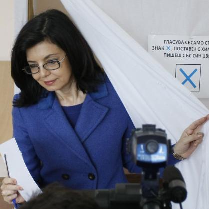 Меглена Кунева гласува в столичната НПМГ 