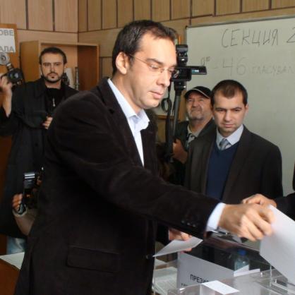 Димитър Николов гласува в Професионалната гимназия по транспорт в Бургас
