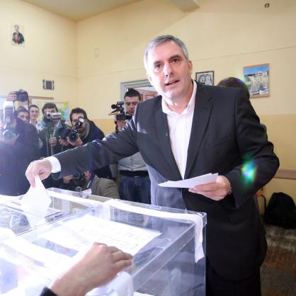 Ивайло Калфин гласува в София в 28-мо СОУ 