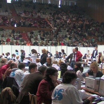 Хаос в зала Универсиада, където се помещава Общинската избирателна комисия