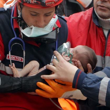 Бебе беше извадено от развалините след земетресението в Турция