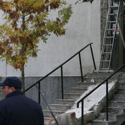 Плоча на стара сграда се срути и рани двама души в София