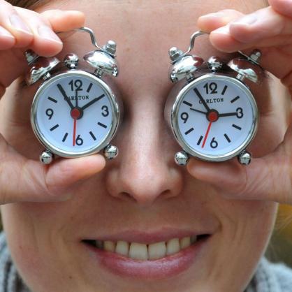 Европа въвежда зимното часово време - часовниците се преместват с един час назад