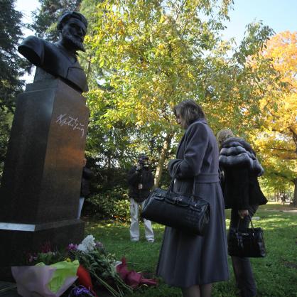 Десетки поднесоха цветя на Алеята на класиците в Борисовата градина – по повод Деня на народните будители