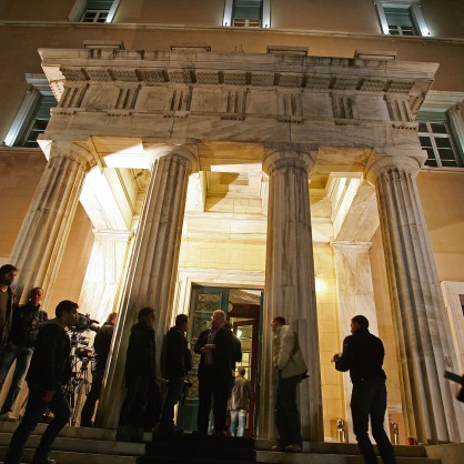 Журналисти на пост пред парламента в Атина, където снощи заседава извънредно правителството