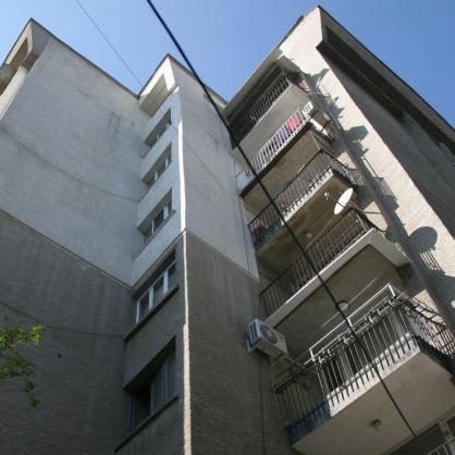 Психолози убедиха 40-годишна жена да не скача от 8-етажен блок в кв. 