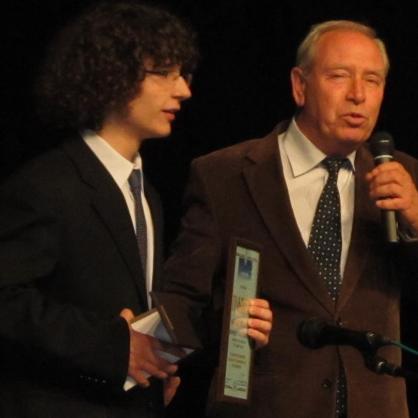 Ученикът от 12 клас Момчил Молнар стана носител на годишната награда за най-изявен ученик или студент 