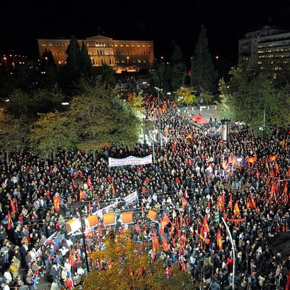 Демонстрантите пред сградата на Парламента по време на дебата за вотd на доверие в правителството на Папандреу