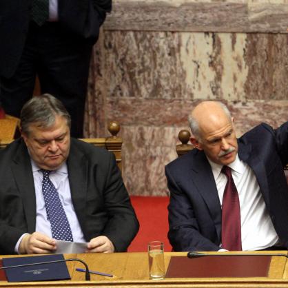 Гръцкият премиер Георгиос Папандреу и финансовият министър Евангелос Венизелос преди решителния вот