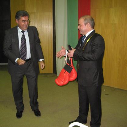Новият кмет на Русе Пламен Стоилов от ГЕРБ положи клетва и получи дарове от предшественика си