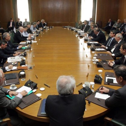 Членовете на гръцкото правителство връчиха оставките си на премиера Георгиос Папандреу