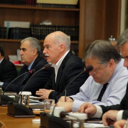 Членовете на гръцкото правителство връчиха оставките си на премиера Георгиос Папандреу