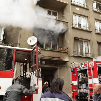 Пожарникари гасиха огън в центъра на София