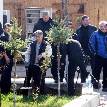 Полицията претърсва с металотърсачи имоти на Рашкови в Катуница