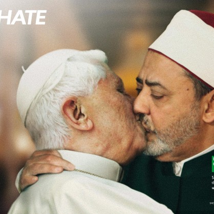 Шокиращият фотомонтаж на Бенетон как папа Бенедикт Шестнадесети целува египетски имам