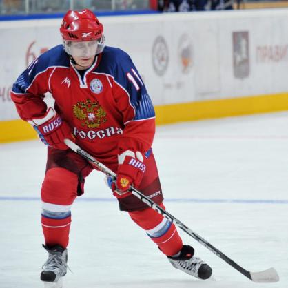 Путин играе хокей