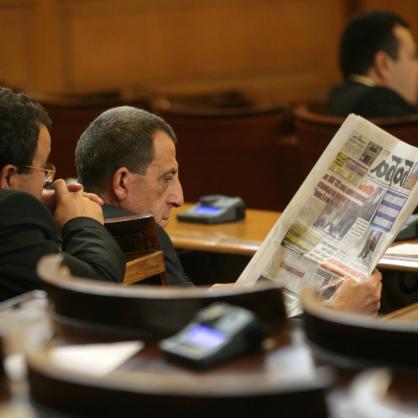 Депутати четат вестник в пленарната зала на Народното събрание