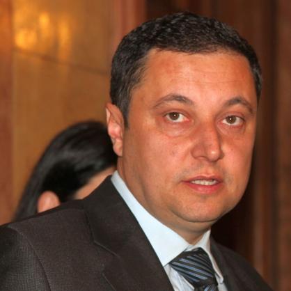 Лидерът на РЗС Яне Янев представи в НС проект за забрана на добив на шистов газ
