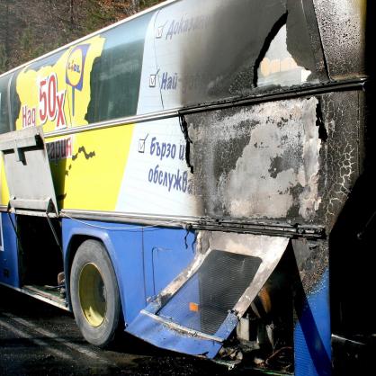 В близост до смолянското село Чокманово се запали автобус на фирма 