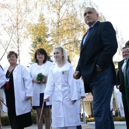 Премиерът Бойко Борисов откри реновираната част от болница 