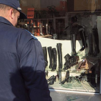 Полицаи правят оглед на три магазина разбити през нощта в центъра на Варна