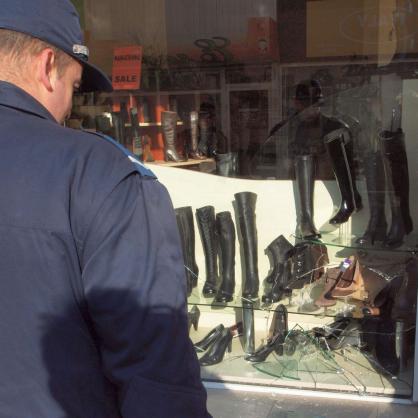 Вандали потрошиха витрините на три магазина в центъра на Варна
