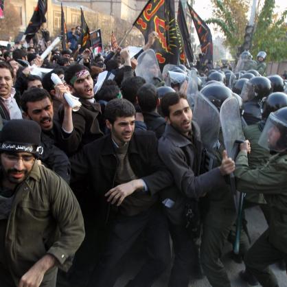 Демонстранти щурмуваха британското посолство в Техеран