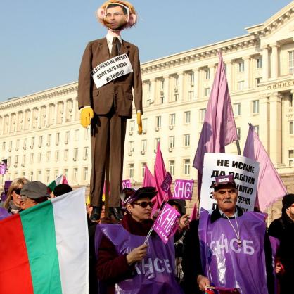 Чучело със снимката на Симеон Дянков води протестното шествие на КНСБ