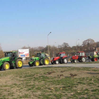 Близо 300 селскостопански машини излязоха на Дунав мост