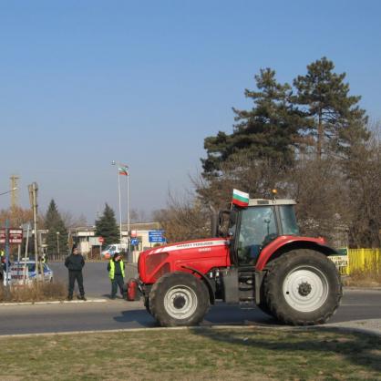 Близо 300 селскостопански машини излязоха на Дунав мост