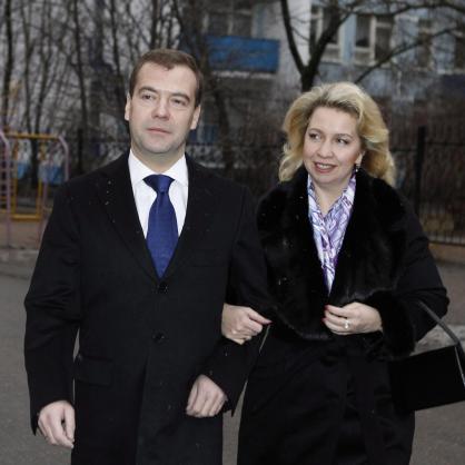 Медведев и съпругата му гласуват на парламентарните избори