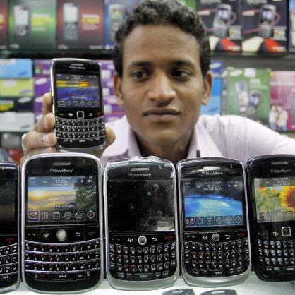 Индиец показва телефони BlackBerry