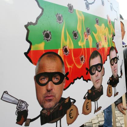 Зърнопроизводителите излязоха на протест с плакат, на който освен Симеон Дянков и Мирослав Найденов и Бойко Борисов бе изобразен като престъпник
