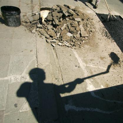 Работници асфалтират софийска улица