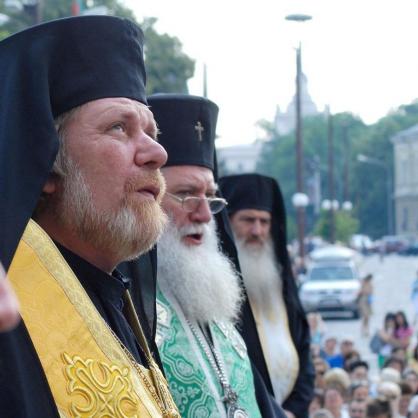 Владиците пеят при отслужване на литургия пред 