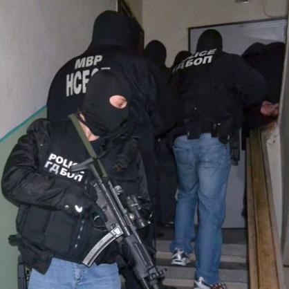 Столични полицаи задържаха 63 души при спецакция в София