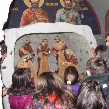 Красив макет на Витлеемската пещера бе поставен в църквата 