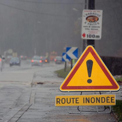 Силна буря в Западна Франция - знак показва, че магистралата е наводнена