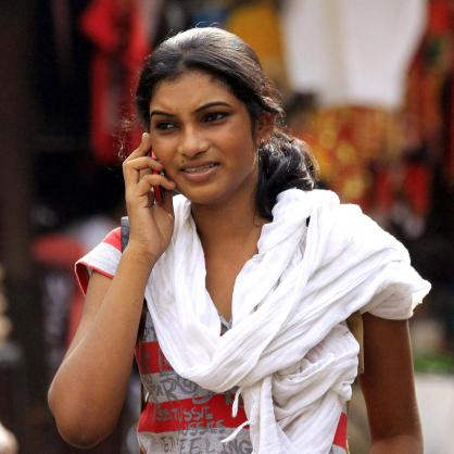 Индийка говори по мобилен телефон