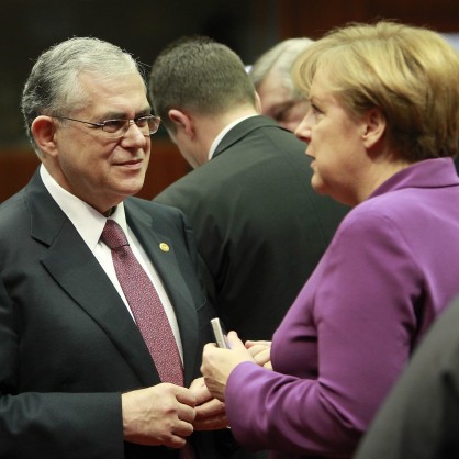 Премиерът Лукас Пападимос в разговор с канцлера Ангела Меркел