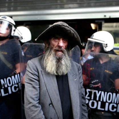 Въпреки отпуснатата от ЕС финансова помощ на Гърция, протестите в страната не стихват