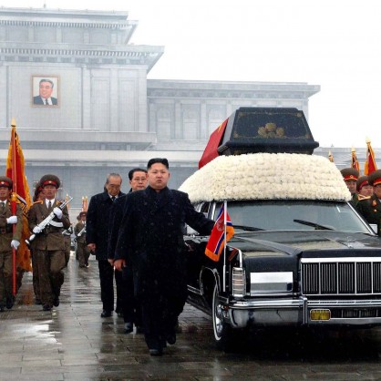 Пищно погребение отбеляза края на ерата на Ким Чен-ир в Северна Корея. Синът му - Ким Чен-ун (вляво) пое поста