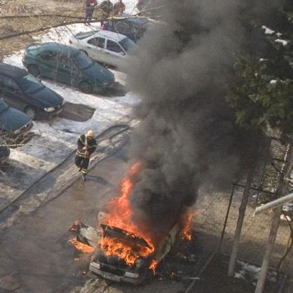 Автомобил горя в столичния квартал 