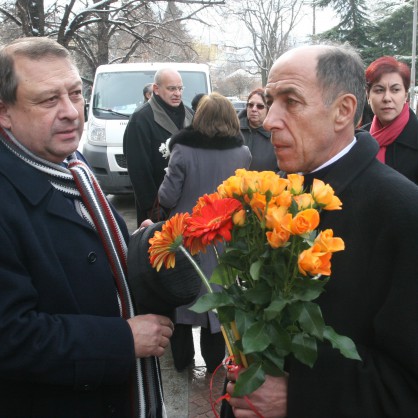 Поклонението пред тленните останки на Теодора Захариева - Димитър Ленков, секретар на Лекарския съюз (вляво)