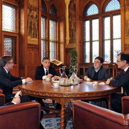 Орбан се срещна с банкер №1 Андрас Симор (до него) в присъствието на Матолски (ляво) и Фелагието на