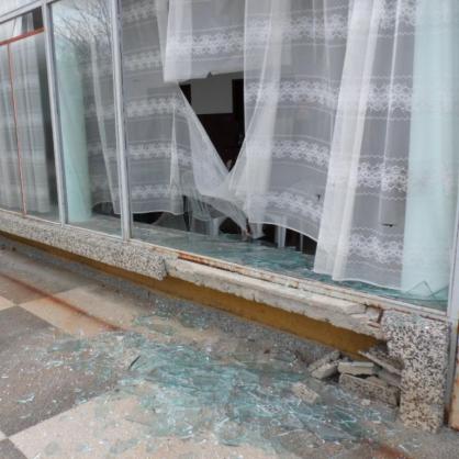 Пътнотранспортна фирма предизвика паника в Момчилград, след като два последователни взрива разтърсиха жилища, административни сгради и училища и изпотрошиха стъклата
